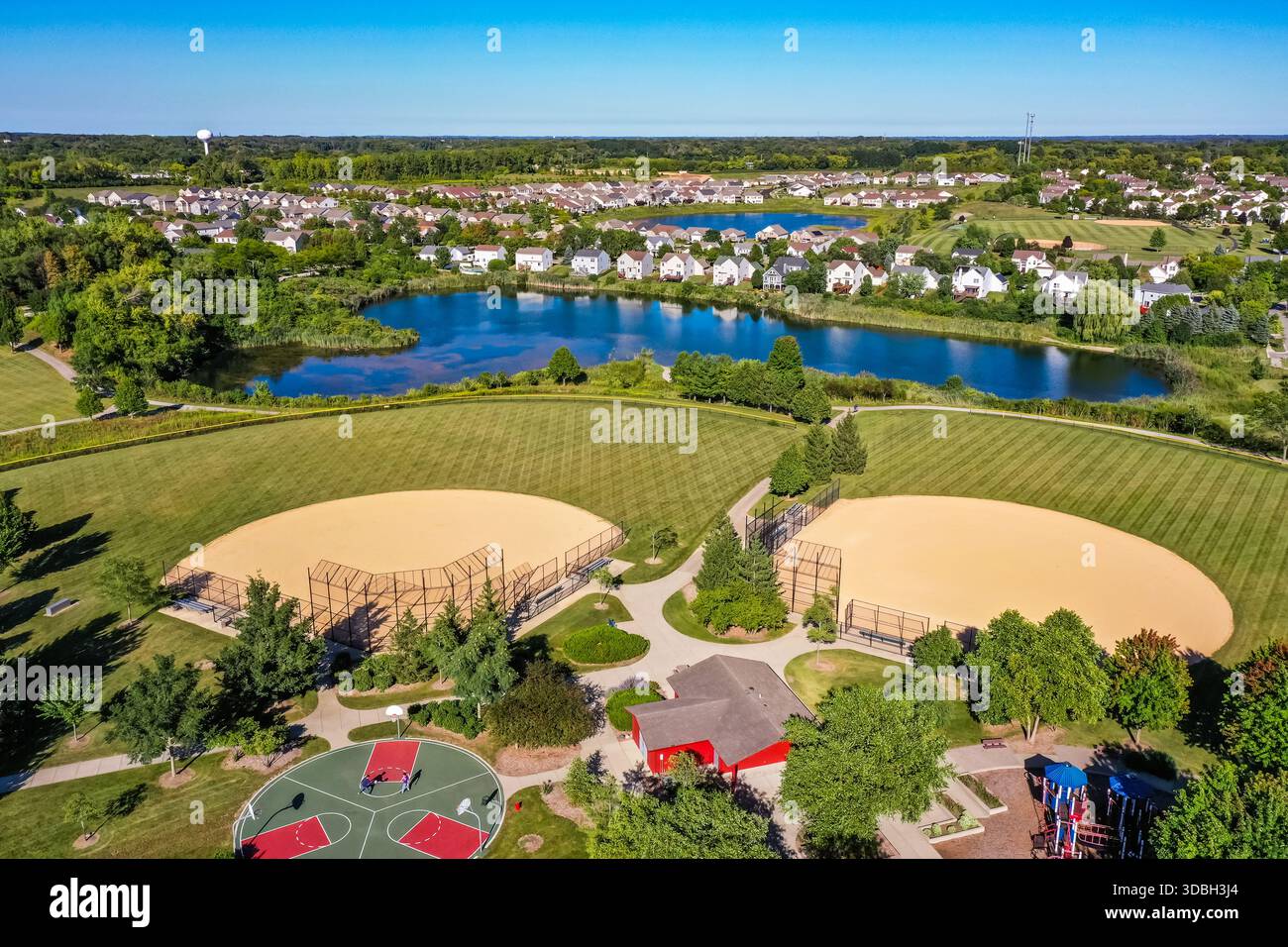 Vue aérienne du parc Algonquin Lakes dans l'Illinois Algonquin, avec terrains de baseball, espaces verts, sentiers pédestres et vues panoramiques sur le lac. Banque D'Images