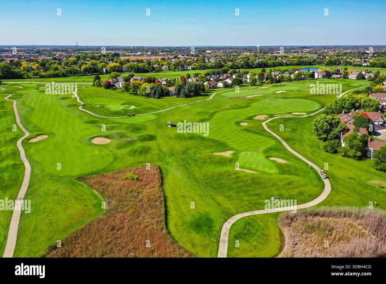 Vue aérienne du Golf Club of Illinois à Algonquin Illinois avec fairways bien entretenus, greens, bunkers, clubhouse et chemins de voiturettes pittoresques. Banque D'Images