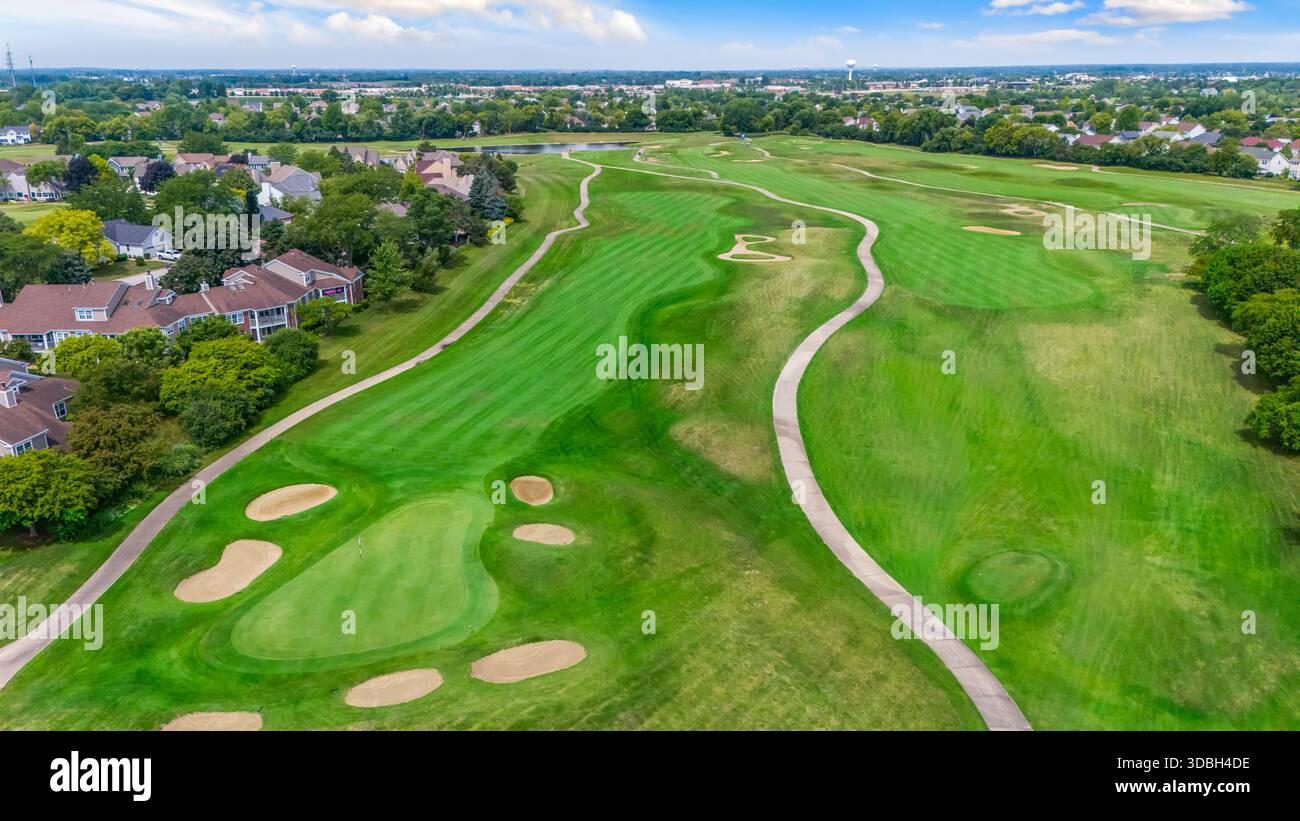 Vue aérienne du Golf Club of Illinois à Algonquin Illinois avec fairways bien entretenus, greens, bunkers, clubhouse et chemins de voiturettes pittoresques. Banque D'Images