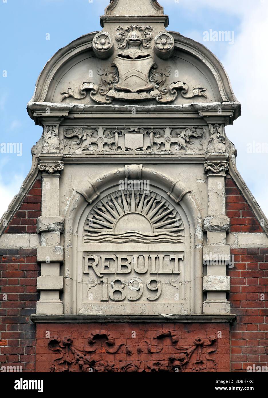 Une image de pierre du soleil se levant sur la mer sur un toit à pignon de l'ancien pub Rising Sun sur Euston Road, Londres. Banque D'Images