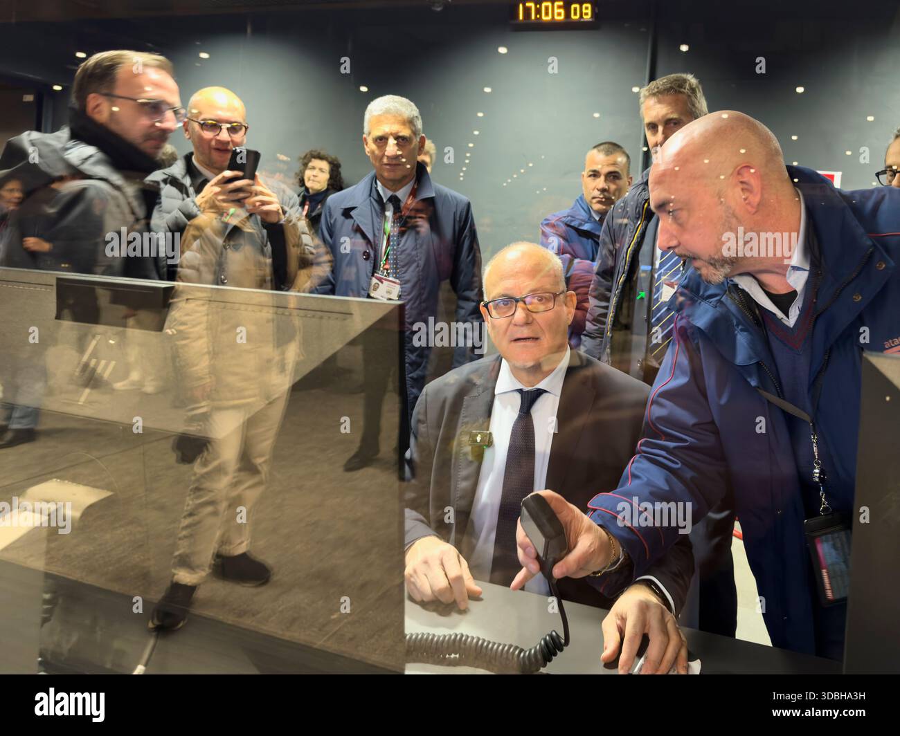 Rome, Italie, 16 décembre 2025. Roberto Gualtieri, maire de Rome, assiste à l'inauguration officielle de la nouvelle section de métro C reliant San Giovanni à la nouvelle station Colosseo-Fori Imperiali. La gare, située juste en face du Colisée, représente une étape majeure en matière d'archéologie et d'ingénierie pour le réseau de transport public de la ville. Crédit : Brad Sterling/Alamy Live News Banque D'Images