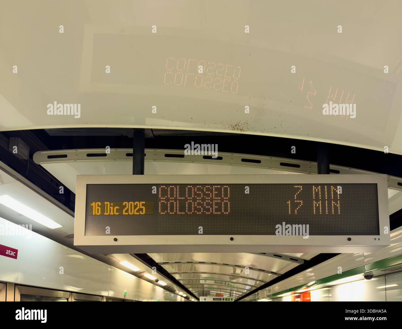 Rome, Italie, 16 décembre 2025. Roberto Gualtieri, maire de Rome, assiste à l'inauguration officielle de la nouvelle section de métro C reliant San Giovanni à la nouvelle station Colosseo-Fori Imperiali. La gare, située juste en face du Colisée, représente une étape majeure en matière d'archéologie et d'ingénierie pour le réseau de transport public de la ville. Crédit : Brad Sterling/Alamy Live News Banque D'Images