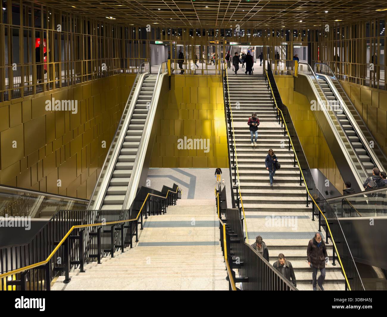 Rome, Italie, 16 décembre 2025. Roberto Gualtieri, maire de Rome, assiste à l'inauguration officielle de la nouvelle section de métro C reliant San Giovanni à la nouvelle station Colosseo-Fori Imperiali. La gare, située juste en face du Colisée, représente une étape majeure en matière d'archéologie et d'ingénierie pour le réseau de transport public de la ville. Crédit : Brad Sterling/Alamy Live News Banque D'Images