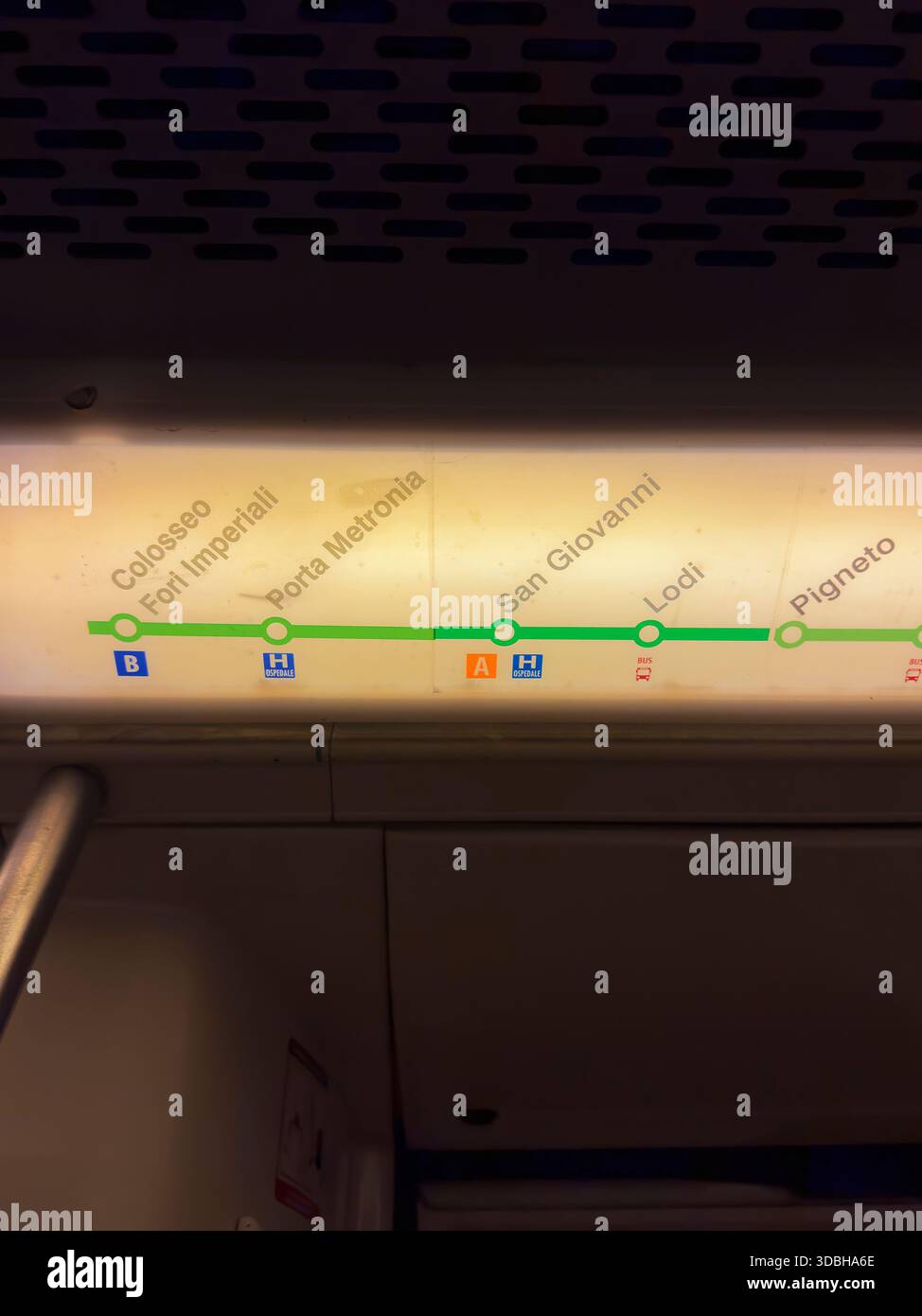 Rome, Italie, 16 décembre 2025. Roberto Gualtieri, maire de Rome, assiste à l'inauguration officielle de la nouvelle section de métro C reliant San Giovanni à la nouvelle station Colosseo-Fori Imperiali. La gare, située juste en face du Colisée, représente une étape majeure en matière d'archéologie et d'ingénierie pour le réseau de transport public de la ville. Crédit : Brad Sterling/Alamy Live News Banque D'Images