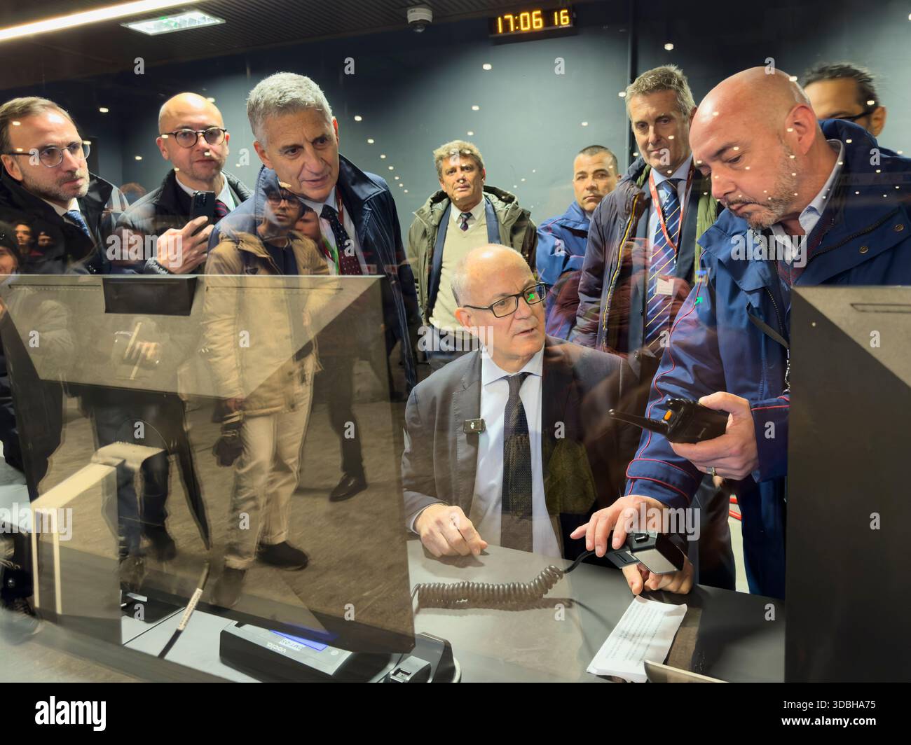 Rome, Italie, 16 décembre 2025. Roberto Gualtieri, maire de Rome, assiste à l'inauguration officielle de la nouvelle section de métro C reliant San Giovanni à la nouvelle station Colosseo-Fori Imperiali. La gare, située juste en face du Colisée, représente une étape majeure en matière d'archéologie et d'ingénierie pour le réseau de transport public de la ville. Crédit : Brad Sterling/Alamy Live News Banque D'Images