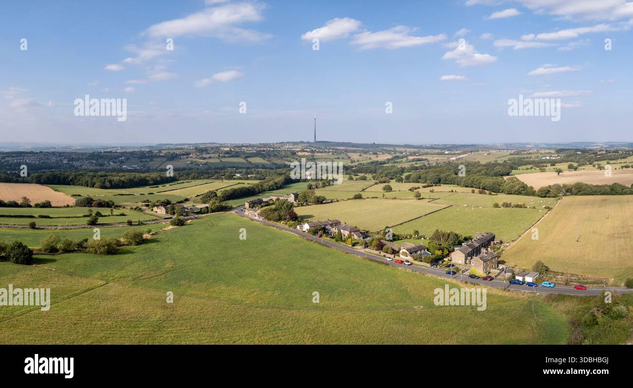 Vue aérienne panoramique vers le nord de Upper Cumberworth vers Emley Moor Tower (officiellement Arqiva Tower), West Yorkshire, Royaume-Uni. Banque D'Images