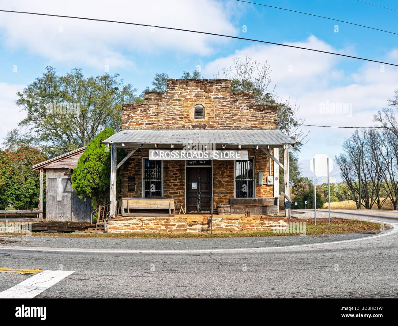 Le magasin général R.M. Jones dans le comté rural de Troup, en Géorgie, aux États-Unis, est une ancienne construction en pierre vintage et un monument historique dans la Géorgie rurale. Banque D'Images
