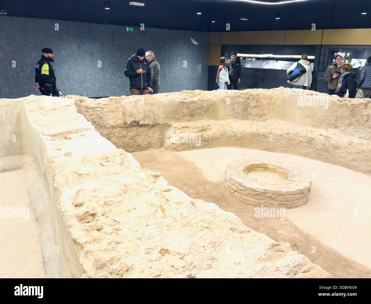 Rome, Italie, 16 décembre 2025. Roberto Gualtieri, maire de Rome, assiste à l'inauguration officielle de la nouvelle section de métro C reliant San Giovanni à la nouvelle station Colosseo-Fori Imperiali. La gare, située juste en face du Colisée, représente une étape majeure en matière d'archéologie et d'ingénierie pour le réseau de transport public de la ville. Crédit : Brad Sterling/Alamy Live News Banque D'Images