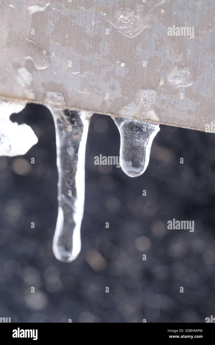 Glaçons suspendus à la surface métallique après la tempête hivernale, Tysons Corner, Virginie, États-Unis Banque D'Images