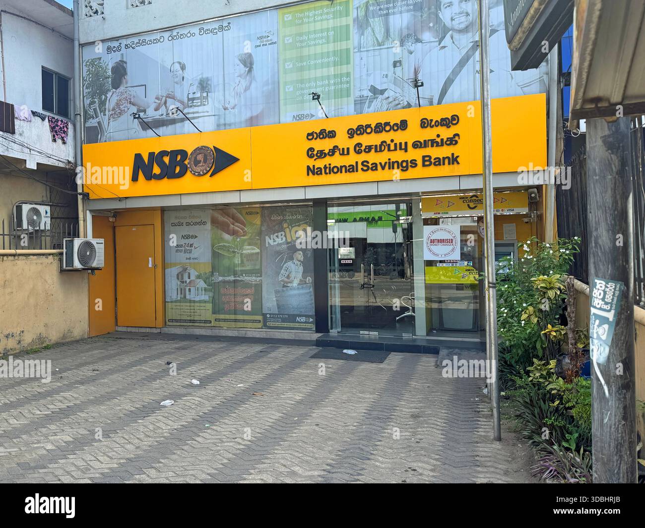 Beruwala, Sri Lanka - 10 août 2025 : entrée de NSB, National Savings Bank Sri Lanka. Banque D'Images