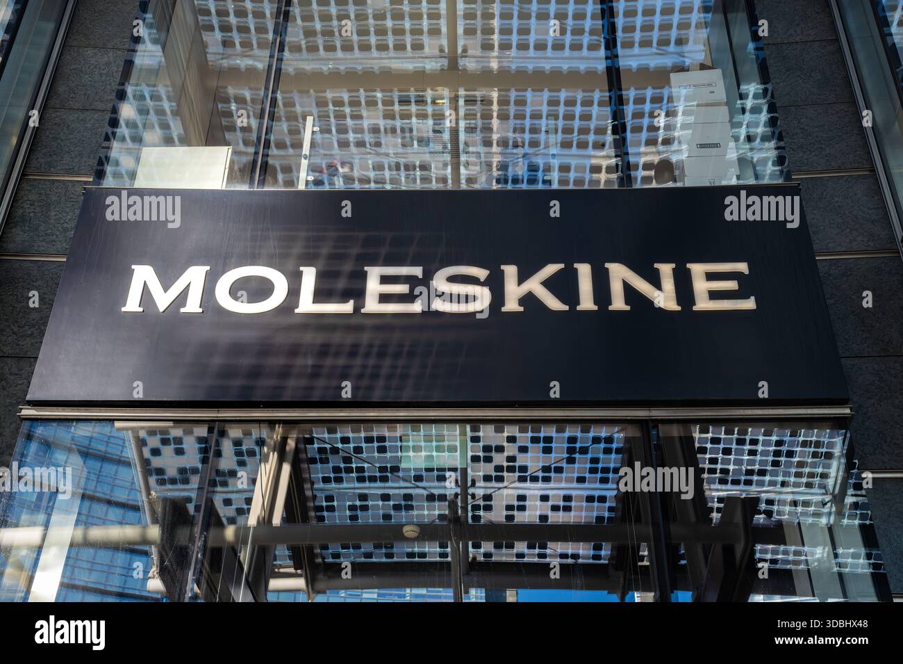 Milan, Italie - 9 novembre 2025 : Moleskine est une marque italienne renommée connue pour ses cahiers, agendas, revues et accessoires d'écriture emblématiques. Banque D'Images