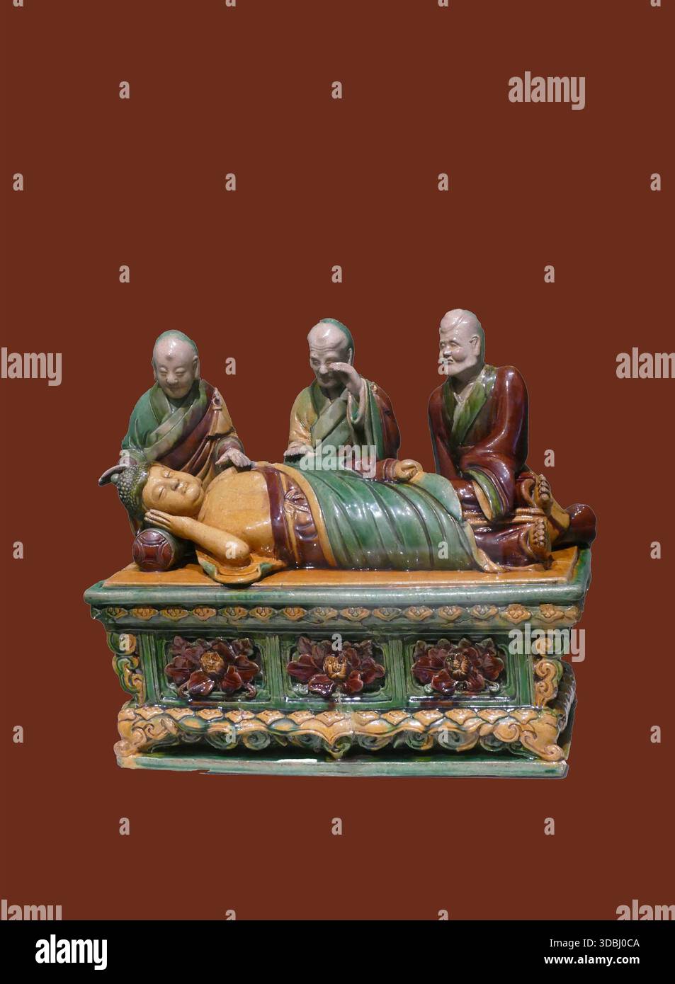 SEATTLE - 23 avril 2025 - statue en céramique émaillée représentant le parinirvana de Bouddha, couché sur son lit de mort entouré de trois moines en deuil, displaye Banque D'Images