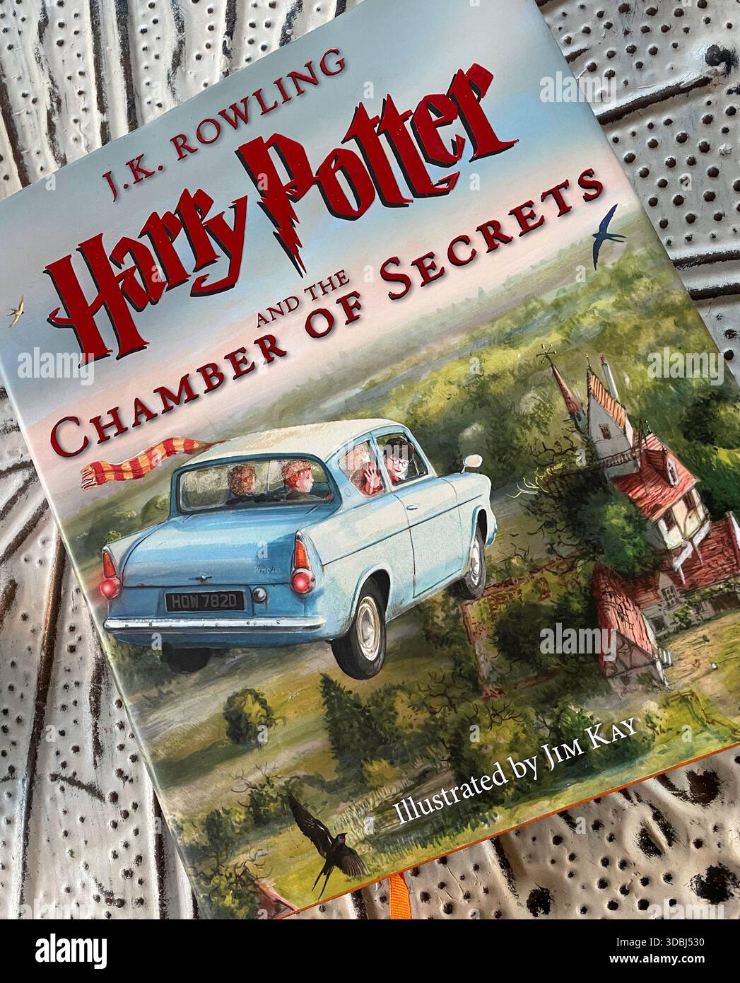 Nature morte du deuxième roman de J. K. Rowling, Harry Potter et la chambre des secrets, dans une addition illustrée rigide, Royaume-Uni - Image de stock capturée avec un smartphone