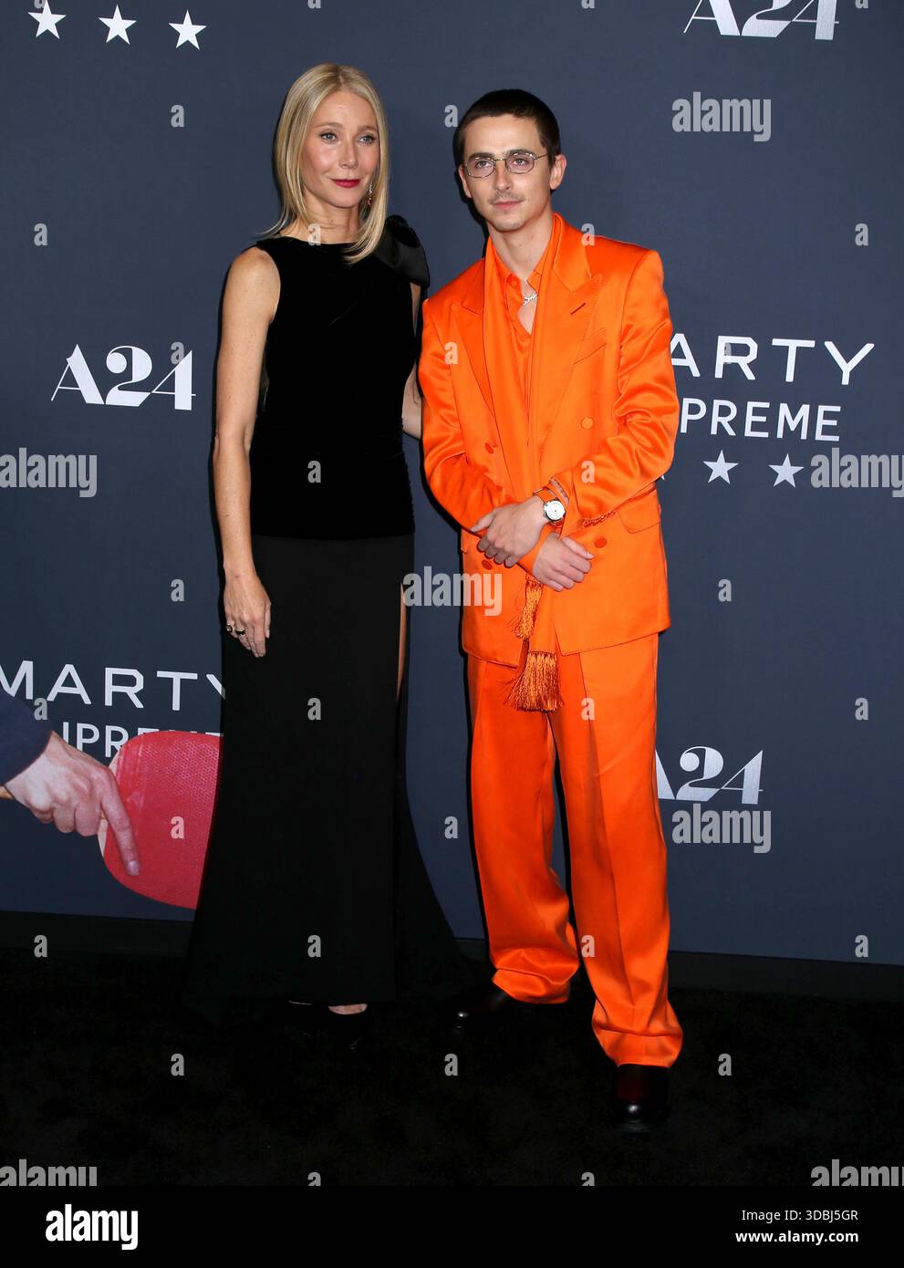 New York, États-Unis. 16 décembre 2025. Gwyneth Paltrow et Timothee Chalamet assistent à la première de 'Marty Supreme' New York qui s'est tenue au Regal Times Square le 16 décembre 2025 à New York City, NY © Steven Bergman/AFF-USA.COM crédit : AFF/Alamy Live News Banque D'Images
