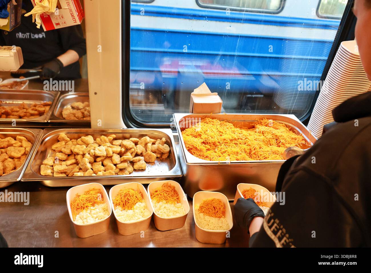 Non exclusif : un volontaire du Food train, qui fournit des repas chauds aux personnes laissées sans électricité et sans chauffage en raison d'une attaque russe, prépare des déjeuners s. Banque D'Images