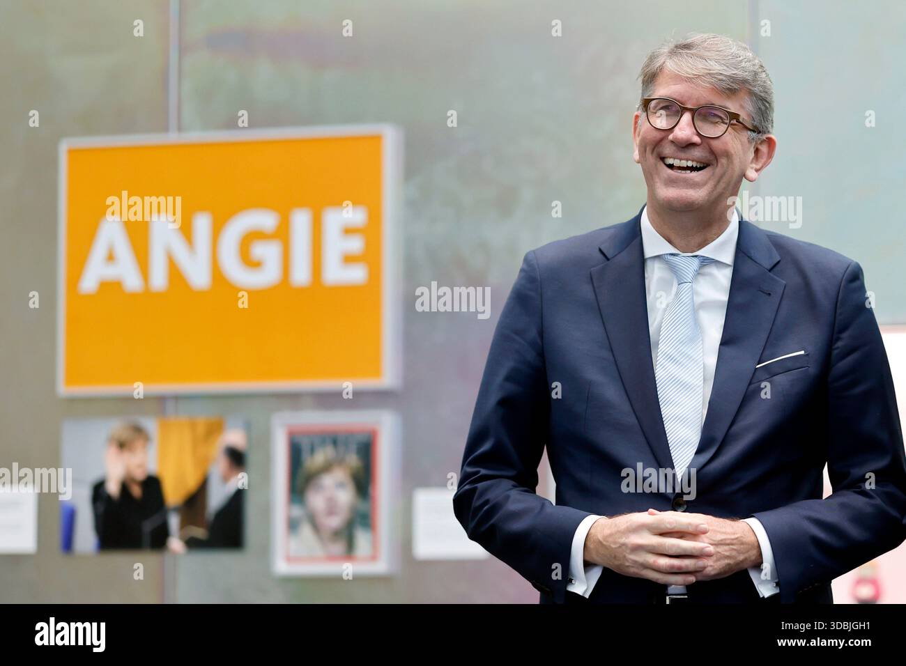 Le ministre de la culture Wolfram Weimer (indépendant), commissaire du gouvernement fédéral à la culture et aux médias, se tient devant les expositions sur le mandat d'Angela Merkel (Angie) à l'ouverture de la nouvelle exposition permanente « vous faites partie de l'histoire » à la Maison Banque D'Images