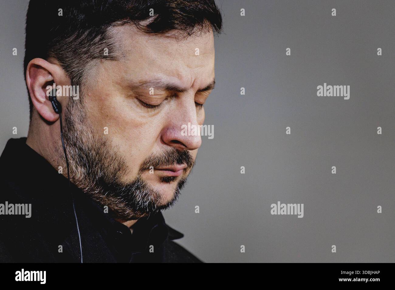 Volodymyr Zelenskyy, président de l'Ukraine, photographié lors d'une conférence de presse conjointe avec le chancelier fédéral (absent de la photo) à Berlin, le 15 décembre 2025. Le président ukrainien se rend à Berlin pour discuter de l'état des négociations de paix Banque D'Images