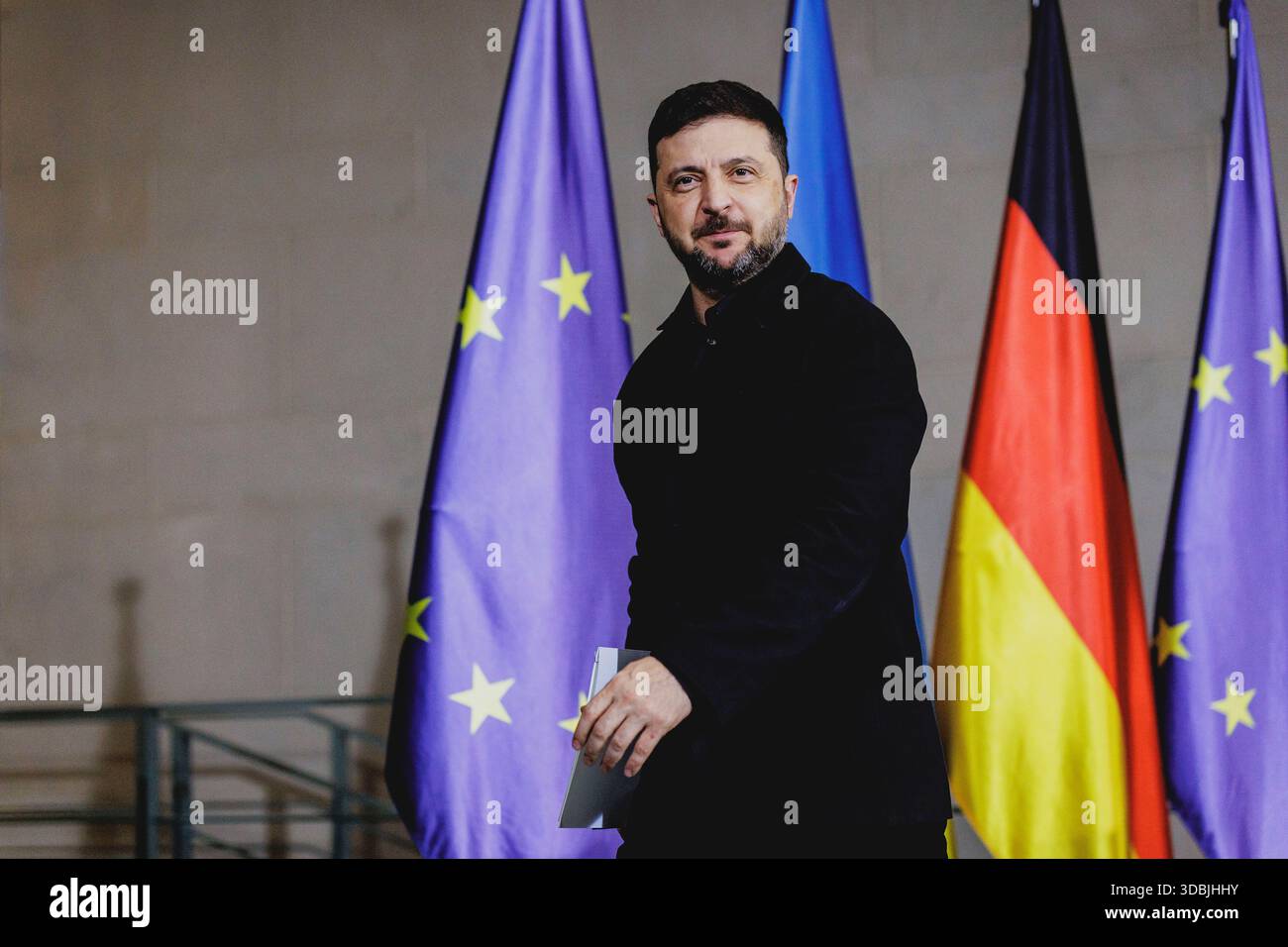 Volodymyr Zelenskyy, président de l'Ukraine, photographié lors d'une conférence de presse conjointe avec le chancelier fédéral (absent de la photo) à Berlin, le 15 décembre 2025. Le président ukrainien se rend à Berlin pour discuter de l'état des négociations de paix Banque D'Images