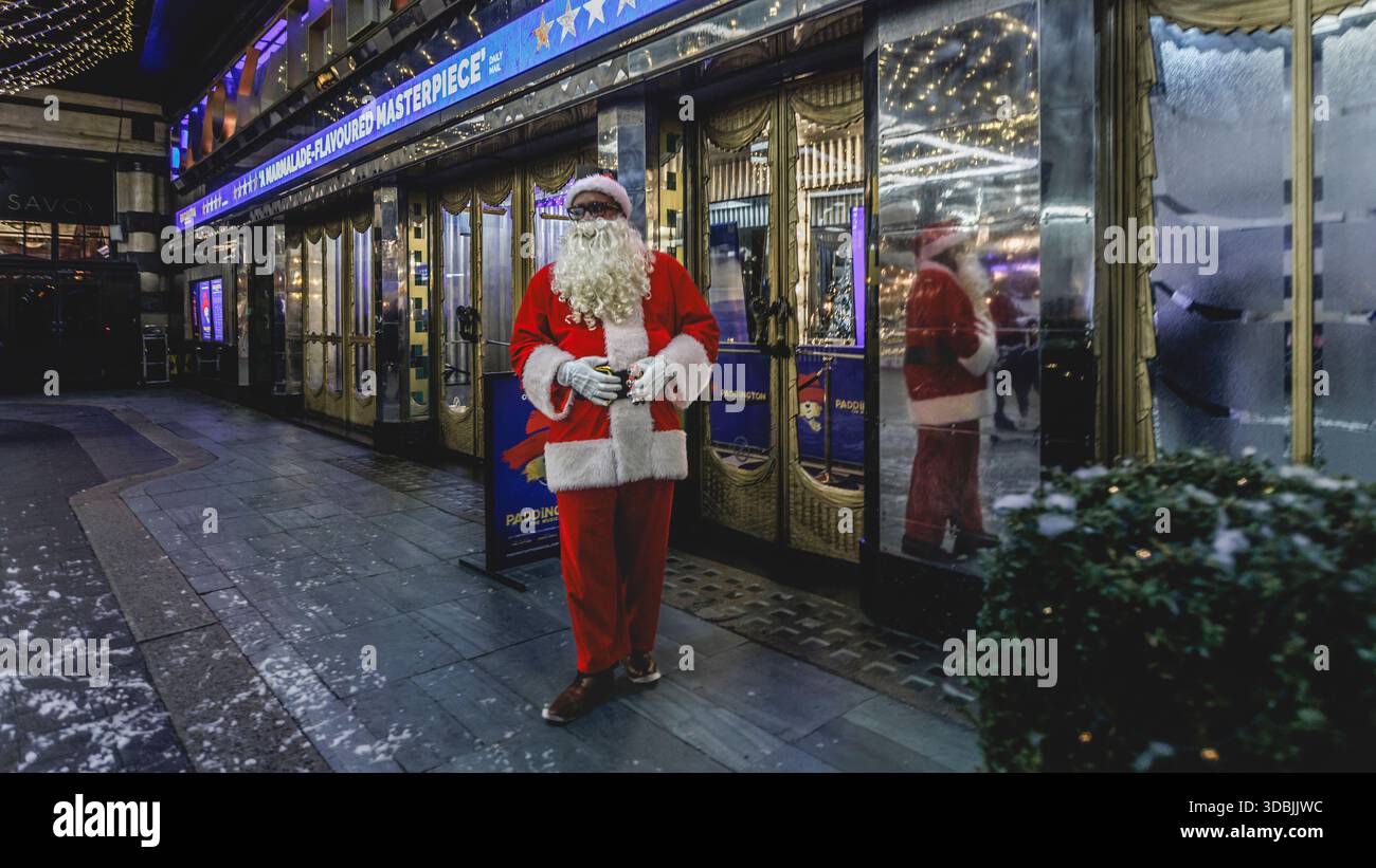 Père Noël au Savoy Hotel à Londres. Banque D'Images