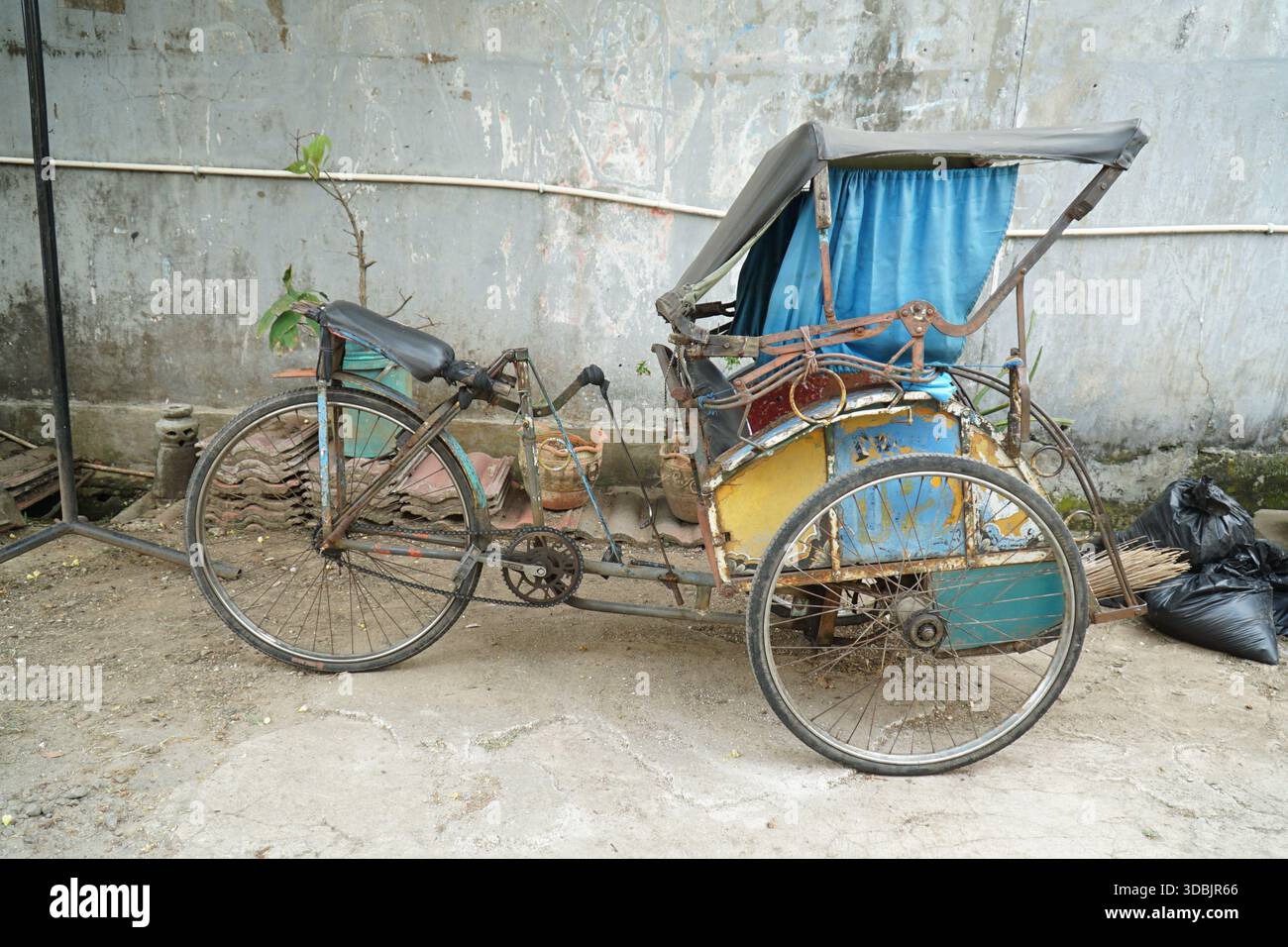 Becak, un véhicule public traditionnel à trois roues en Indonésie Banque D'Images
