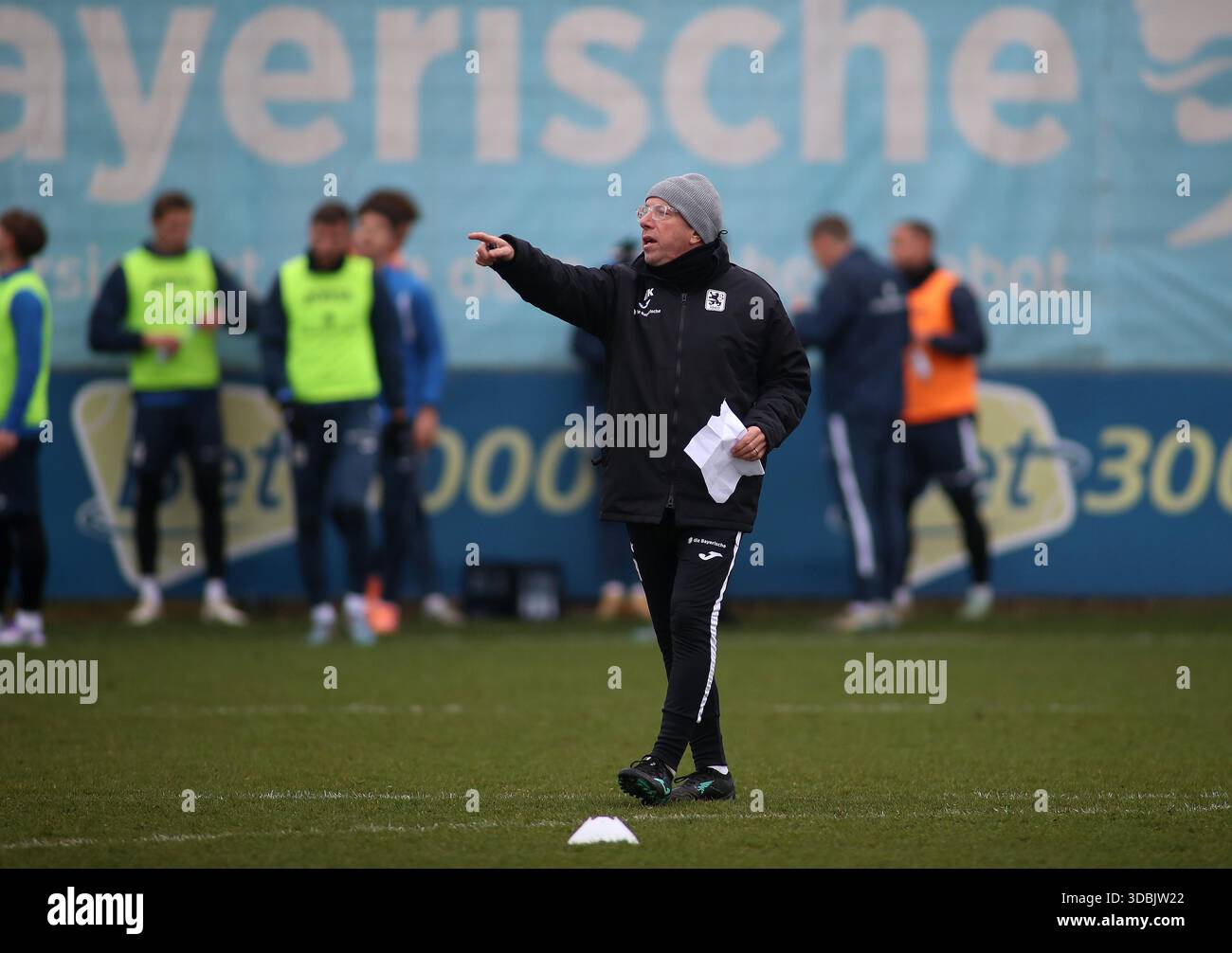 Football, hommes, 3e Ligue, saison 2025/2026, TSV Munich 1860, formation Markus Kauczinski, entraîneur (TSV Munich 1860) regardant son plan d'entraînement, feuille de triche en main, lève son bras droit, montre, pointe Banque D'Images