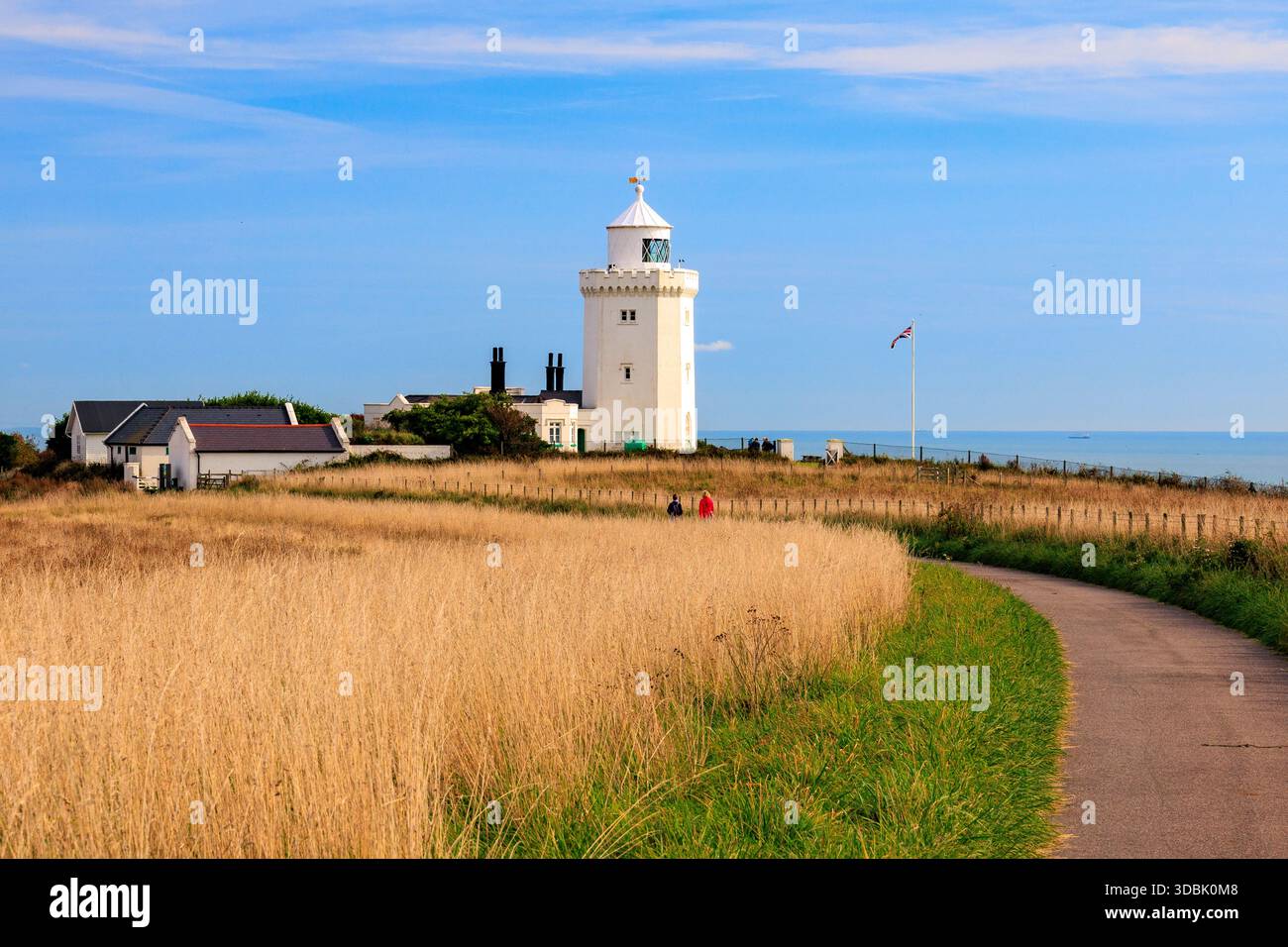 Le phare imposant et historique sur le promontoire de South Foreland donne sur la Manche près de Douvres, Kent, Angleterre, Royaume-Uni Banque D'Images