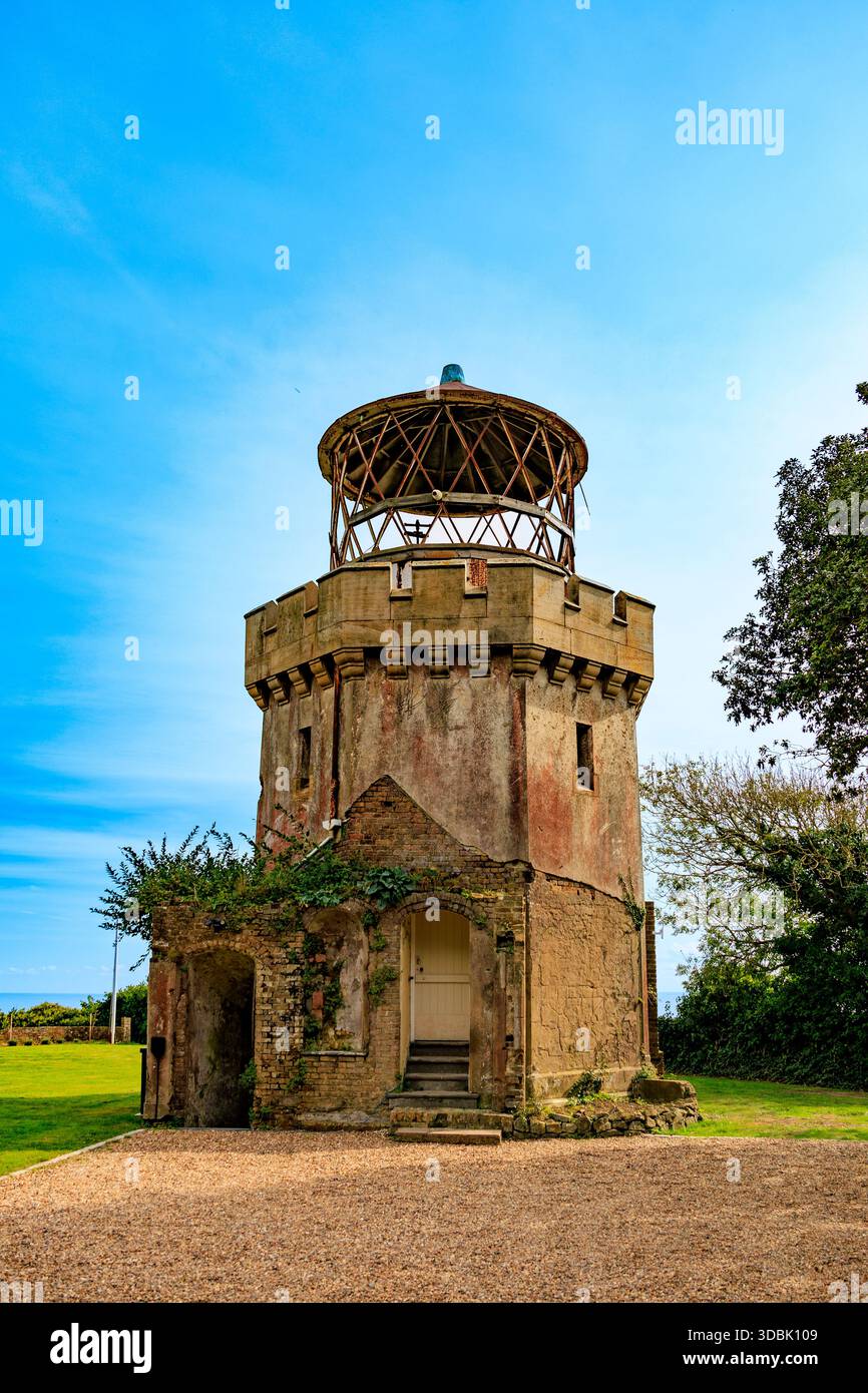 L'ancien phare inférieur de South Foreland sur les falaises blanches près de Douvres a été mis hors service en 1904, Kent, Angleterre, Royaume-Uni Banque D'Images