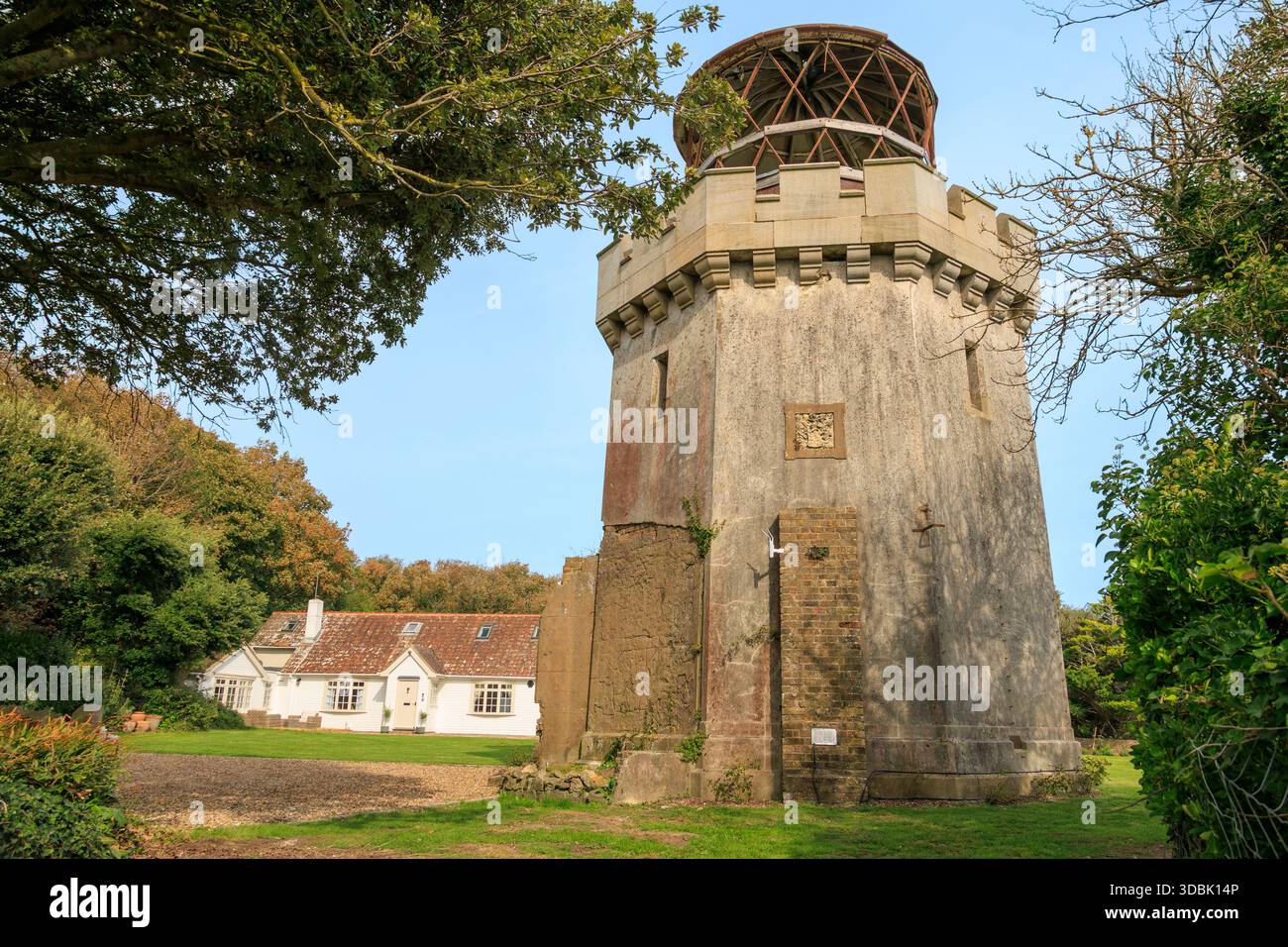L'ancien phare inférieur de South Foreland sur les falaises blanches près de Douvres a été mis hors service en 1904, Kent, Angleterre, Royaume-Uni Banque D'Images