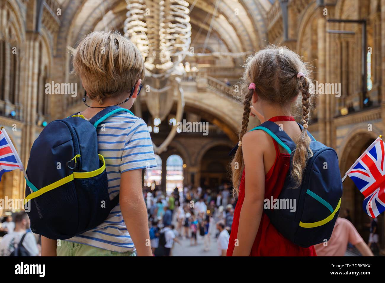 Frères et sœurs touristes fascinés par le grand squelette de baleine dans le musée Banque D'Images