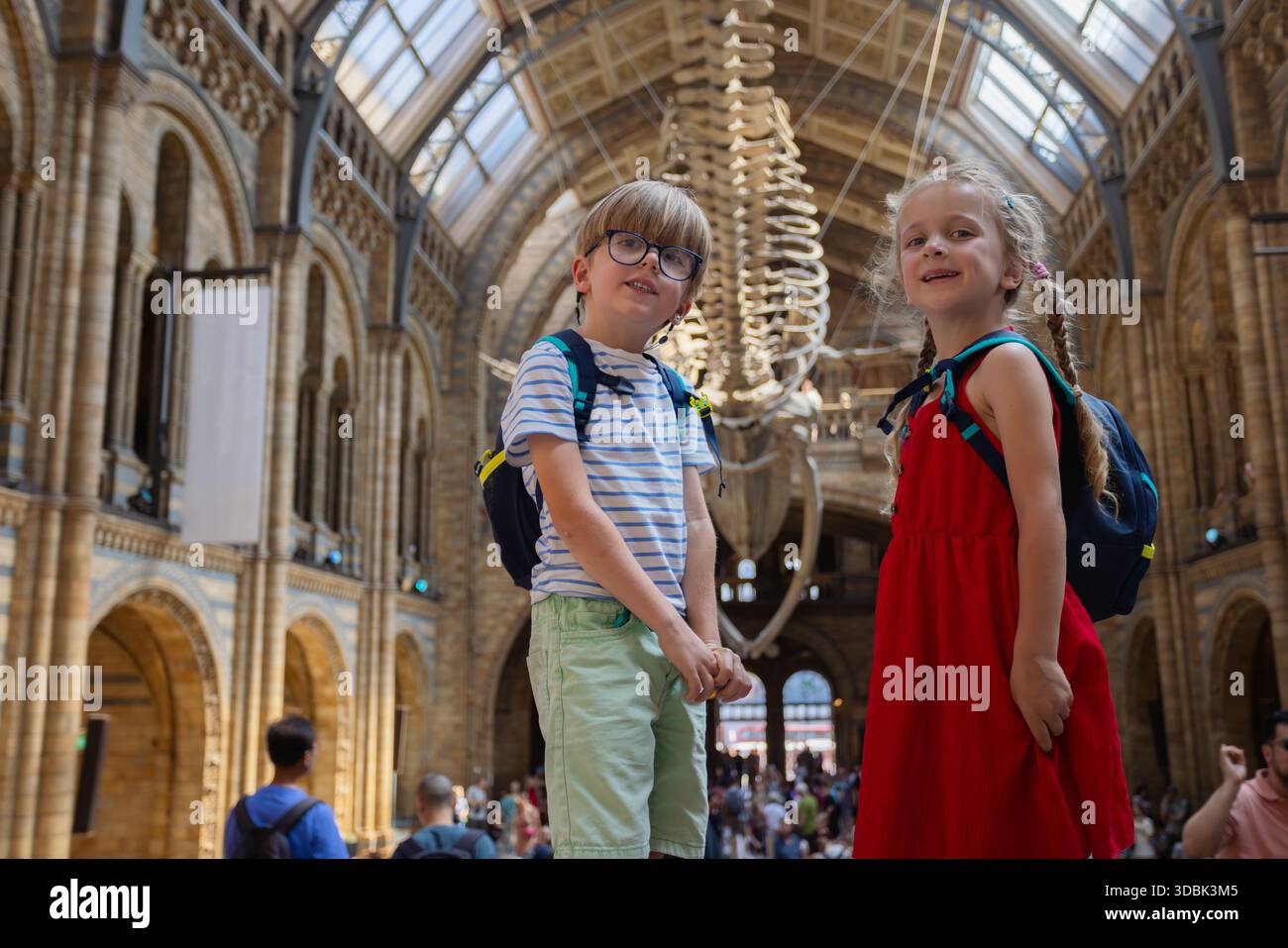 Les visiteurs enfants s'émerveillent devant l'architecture et les expositions d'un musée Banque D'Images
