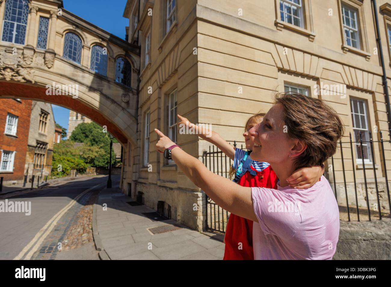 Mère et enfant pointent sur un célèbre pont des Soupirs, Oxford, Royaume-Uni Banque D'Images