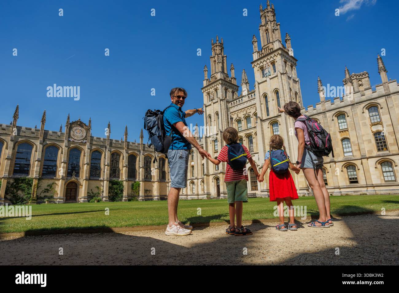 Parents et enfants visitant le campus emblématique de All Souls College Banque D'Images
