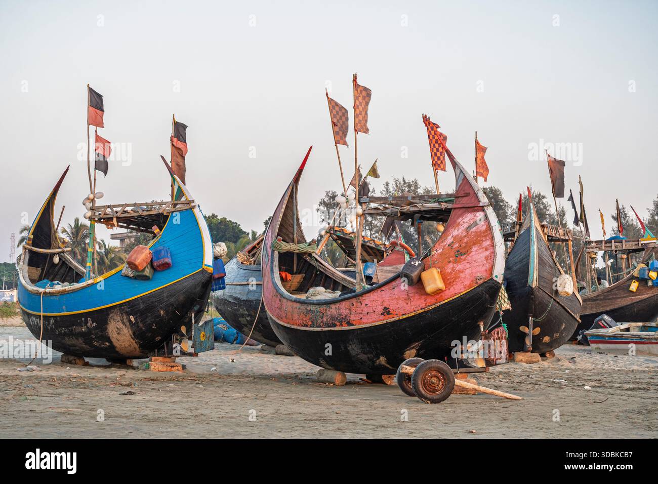 Vue panoramique de pittoresques bateaux de pêche traditionnels en bois connus sous le nom de bateaux lunaires reposant sur le sable près de la plage d'Inani, Cox's Bazar, Bangladesh Banque D'Images