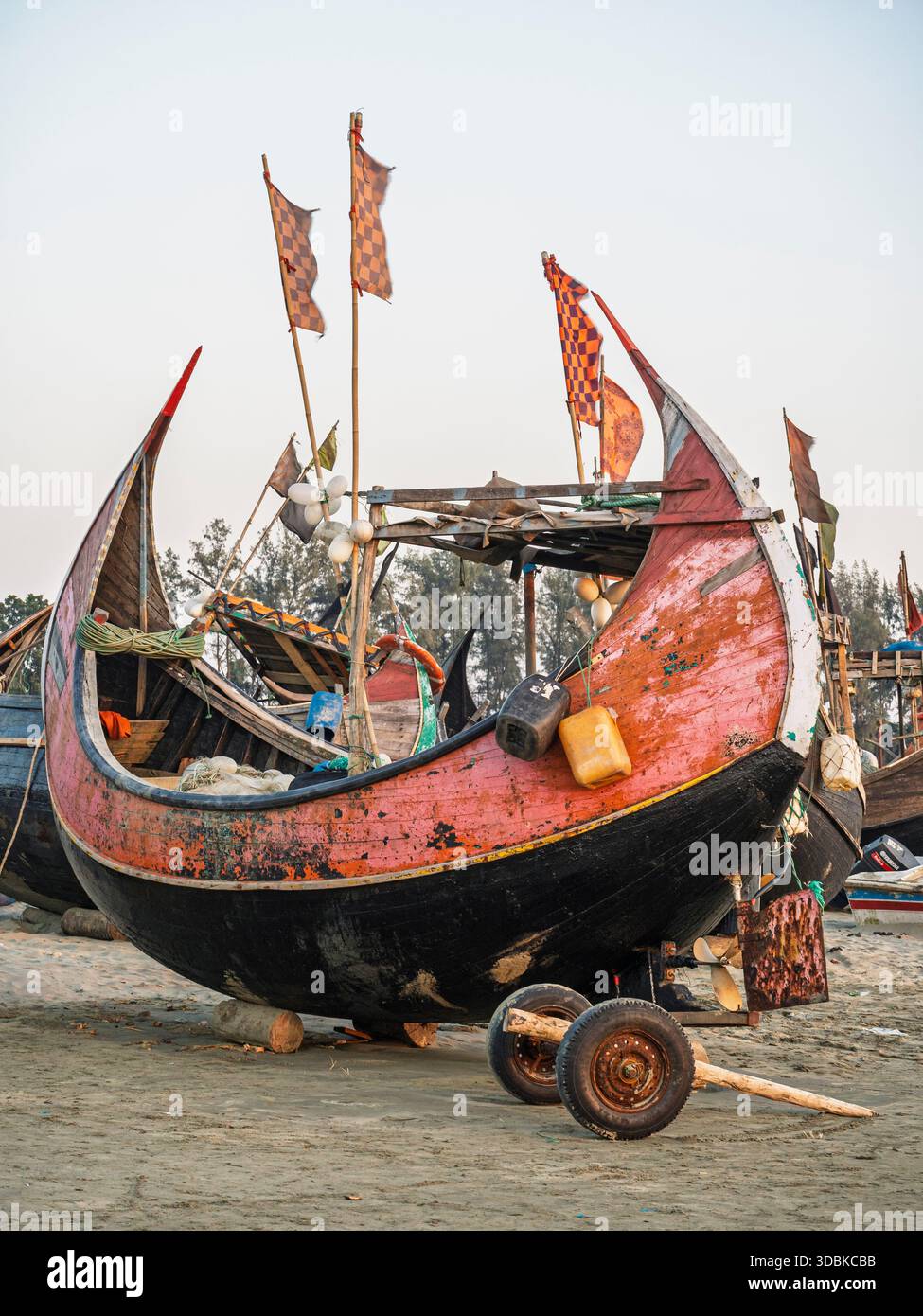 Vue verticale du pittoresque bateau de pêche traditionnel en bois connu sous le nom de bateau de lune reposant sur le sable près de la plage d'Inani, Cox's Bazar, Bangladesh Banque D'Images