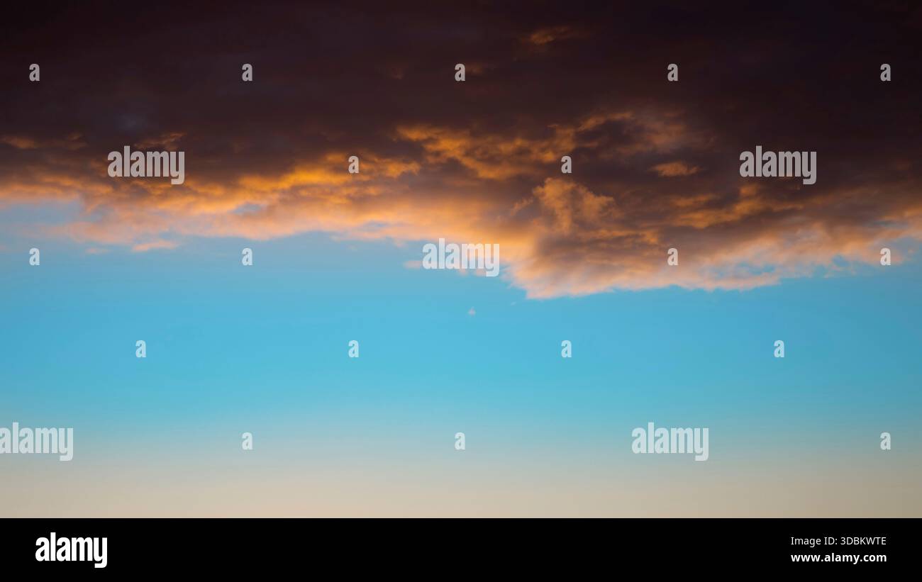 Ciel coloré le soir avec une couche de nuages Banque D'Images