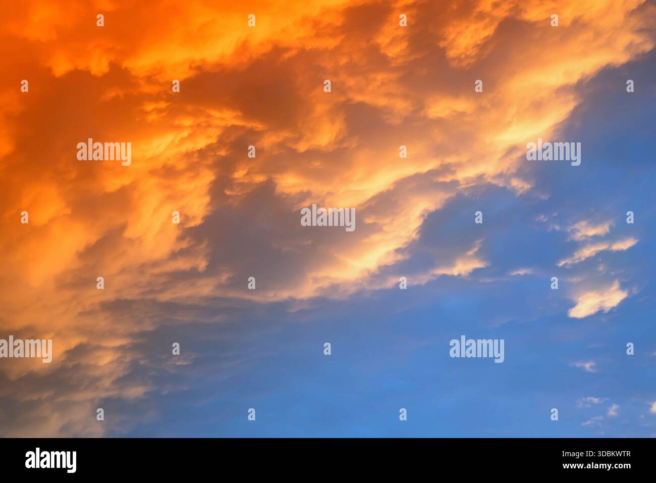 Ciel coloré le soir avec une couche de nuages Banque D'Images
