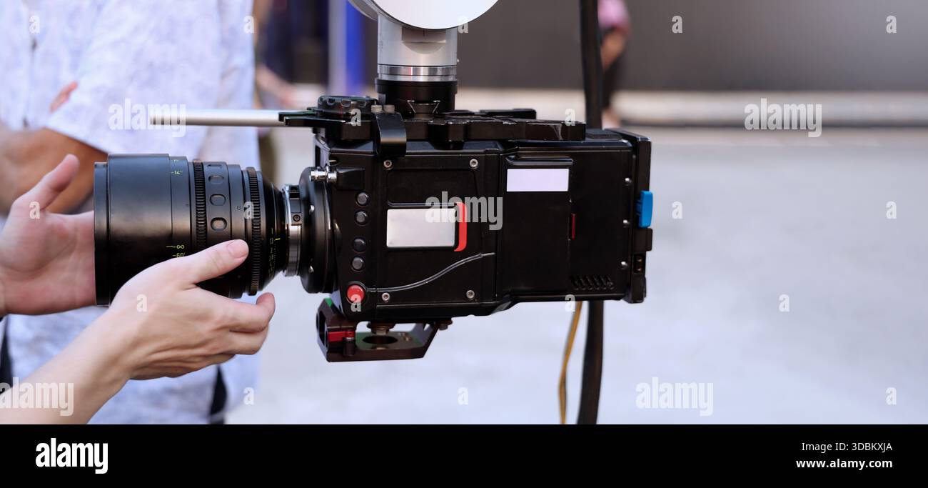 Dans les coulisses du tournage de films ou de la production vidéo et équipe de tournage avec équipement de caméra à l'extérieur. Caméra vidéo avec R professionnel Banque D'Images