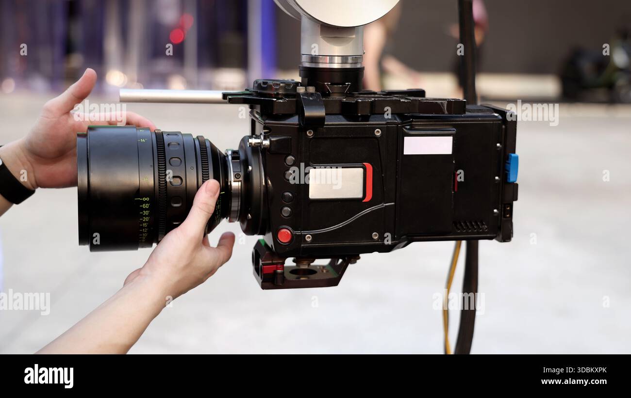 Dans les coulisses du tournage de films ou de la production vidéo et équipe de tournage avec équipement de caméra à l'extérieur. Caméra vidéo avec R professionnel Banque D'Images