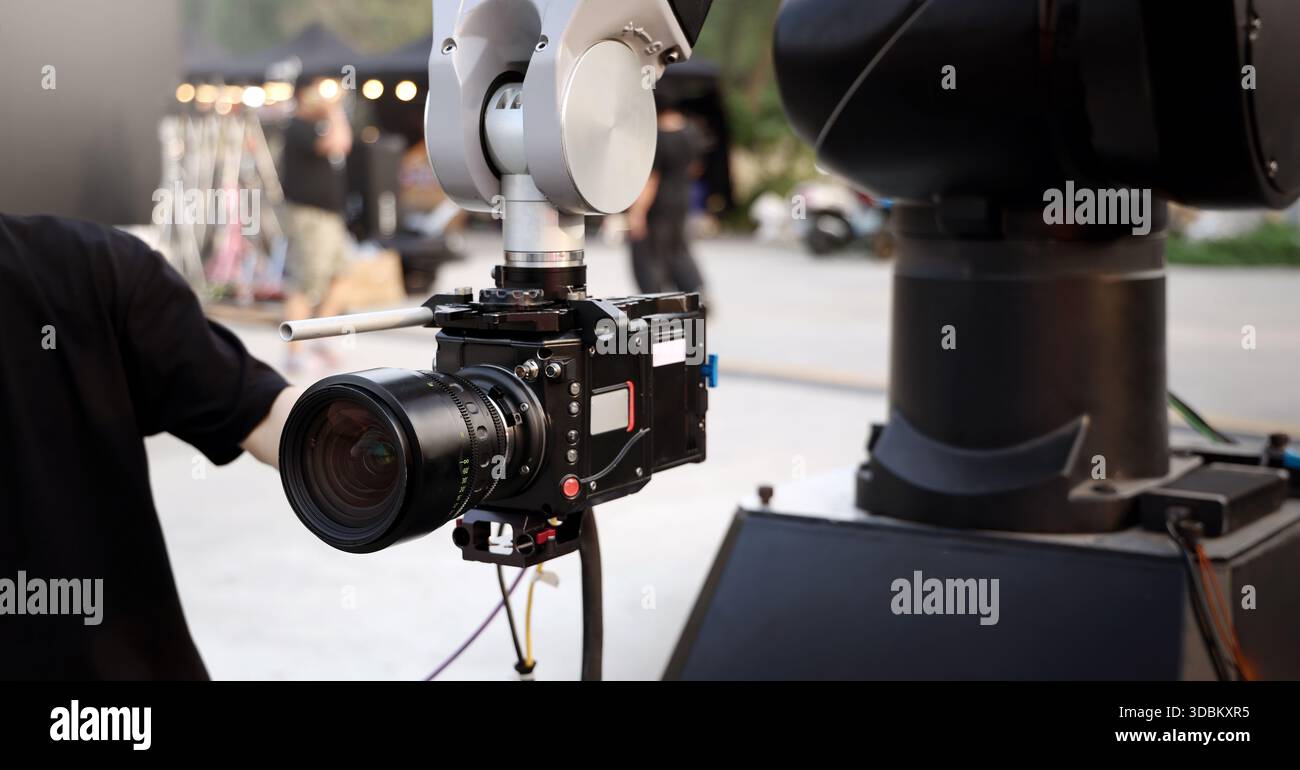 Dans les coulisses du tournage de films ou de la production vidéo et équipe de tournage avec équipement de caméra à l'extérieur. Caméra vidéo avec R professionnel Banque D'Images