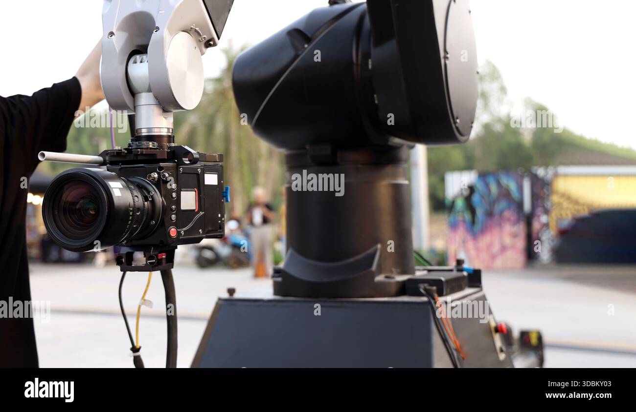 Dans les coulisses du tournage de films ou de la production vidéo et équipe de tournage avec équipement de caméra à l'extérieur. Caméra vidéo avec R professionnel Banque D'Images