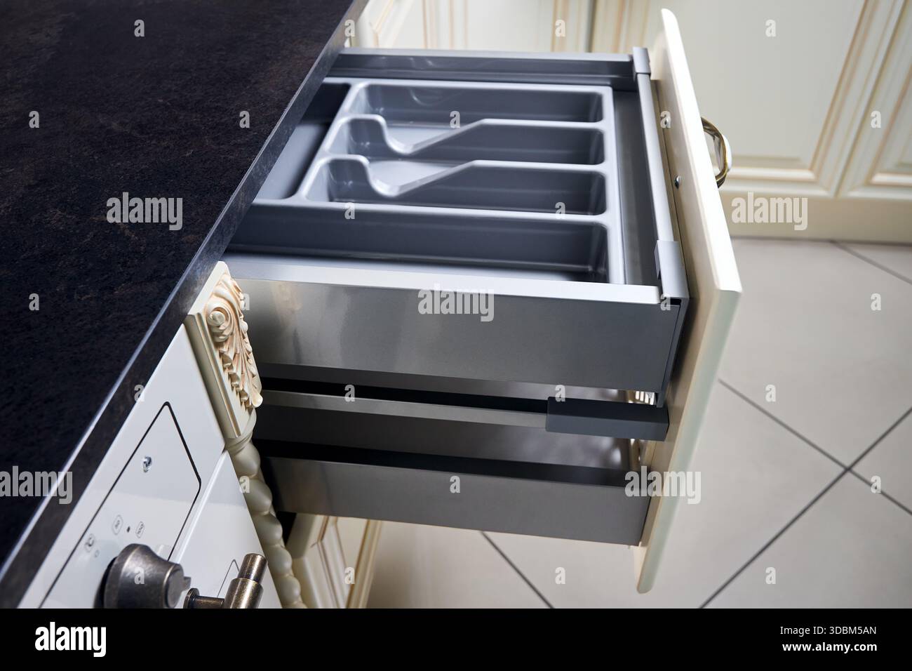 Solutions pour placer les ustensiles dans la cuisine classique - tiroir coulissant horizontal étagères rangement dans un placard pour ustensiles de cuisine ustensiles de cuisine sous St Banque D'Images