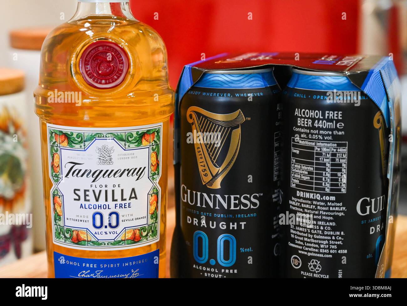 Canettes de bière Guinness Zero sans alcool et bouteille de Tanqueray Flor de Sevilla 0,0% alcool-Spirit, Royaume-Uni Banque D'Images