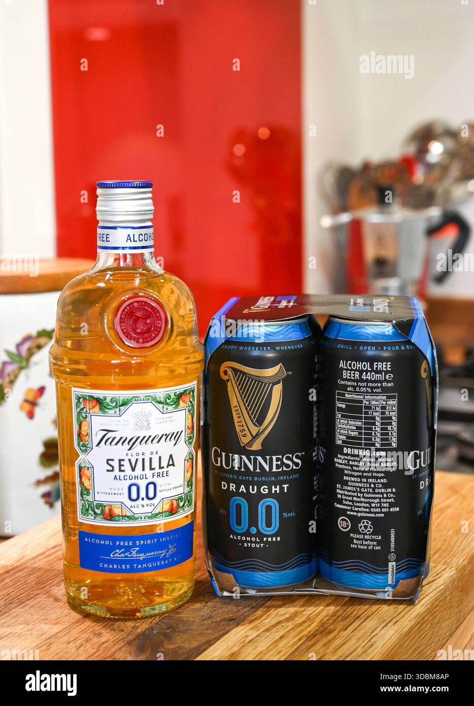 Canettes de bière Guinness Zero sans alcool et bouteille de Tanqueray Flor de Sevilla 0,0% alcool-Spirit, Royaume-Uni Banque D'Images