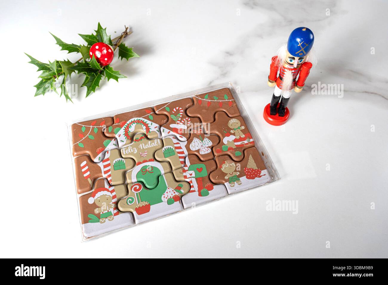 Puzzle au chocolat au lait à côté de casse-noisette doll_top vue. Banque D'Images