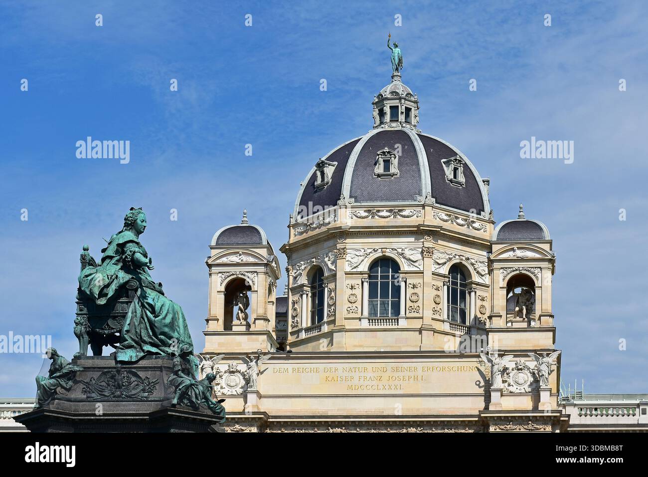 Dôme du Musée d'histoire naturelle avec monument à l'impératrice Maria Theresa au premier plan, Vienne, Autriche Banque D'Images