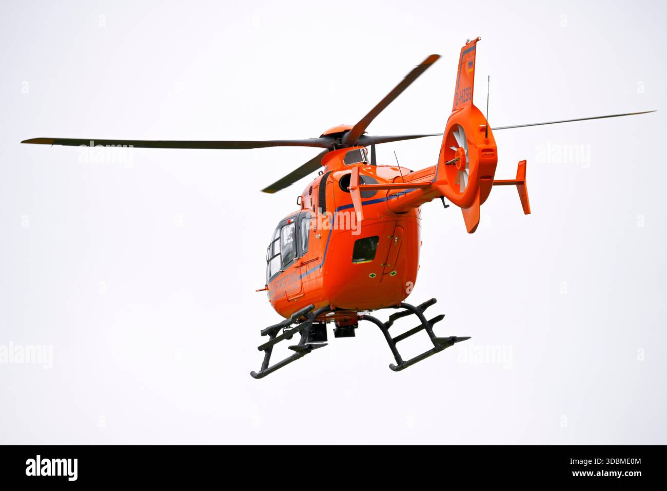 L'hélicoptère de sauvetage décolle après une mission de sauvetage à Hambourg, en Allemagne Banque D'Images