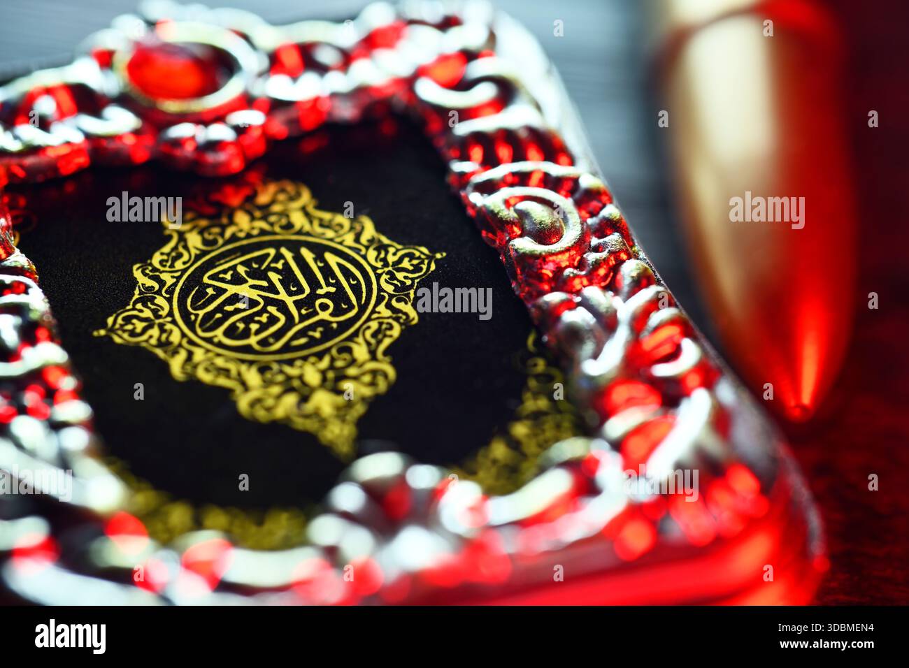 Coran et cartouche de fusil, photo islamisme symbolique Banque D'Images