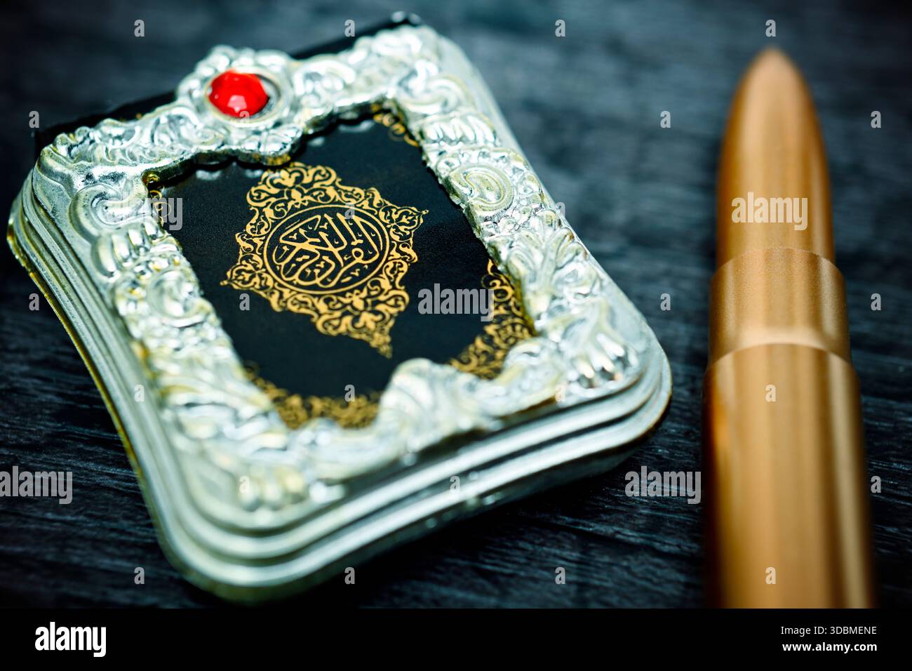 Coran et cartouche de fusil, photo islamisme symbolique Banque D'Images