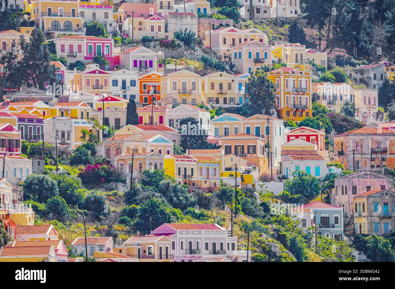 Maisons colorées, Chorio, île de Symi, îles du Dodécanèse, Grèce Banque D'Images