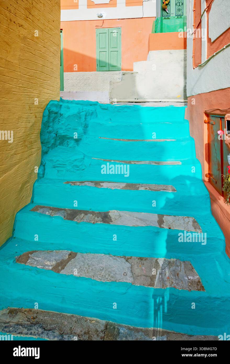 Ruelle peinte colorée, Chorio, île de Symi, îles du Dodécanèse, Grèce Banque D'Images